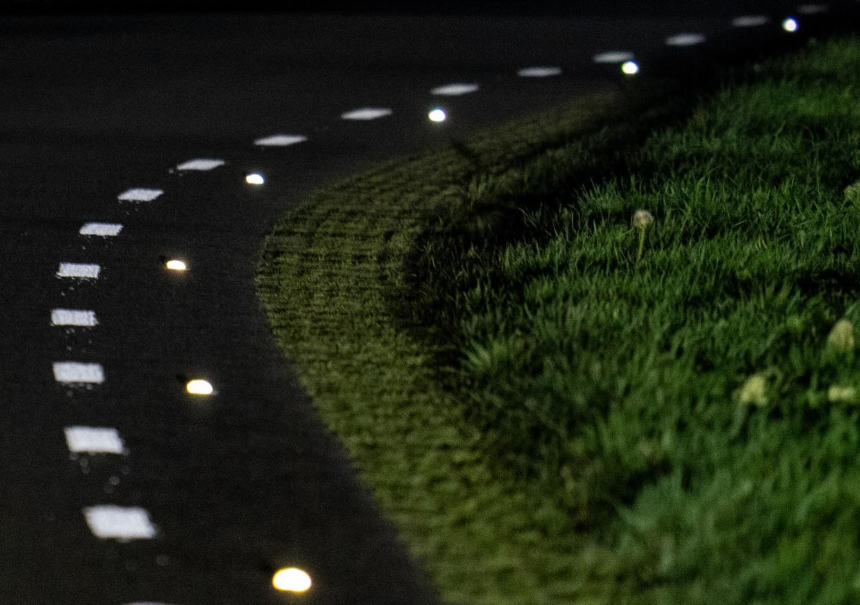 Reflecterende glasbollen op meerdere Texelse wegen